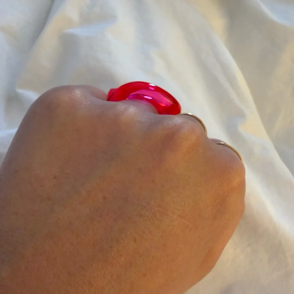 CHOFA Belt Lucite Ring Neon Pink Acrylic Statement Ring Size 7 - Picture 3 of 5